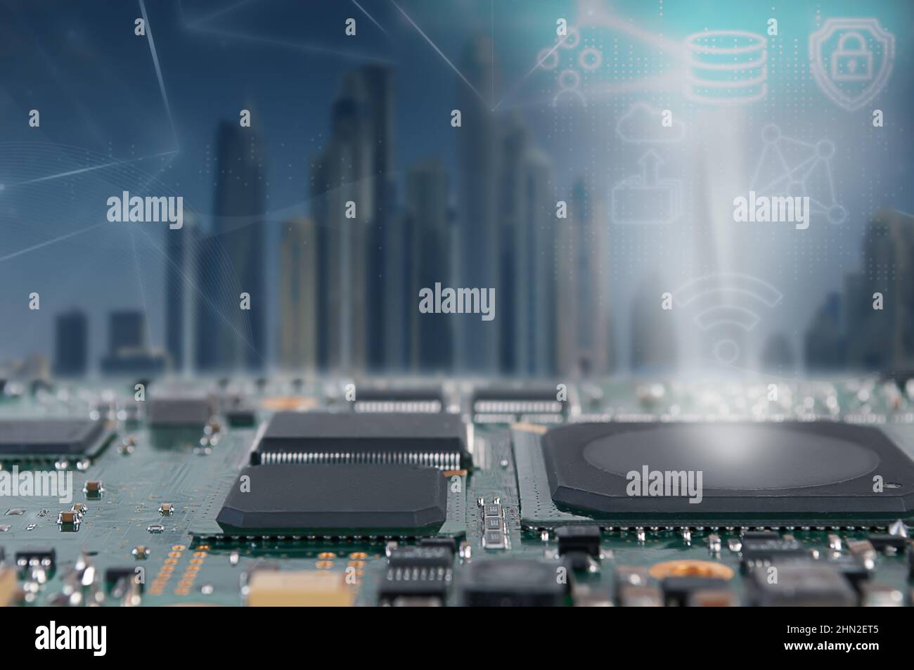 Primo piano della scheda a circuito stampato con processore e circuiti integrati su sfondo cittadino moderno. Digitalizzazione totale e concetto di Internet of Thing Foto Stock