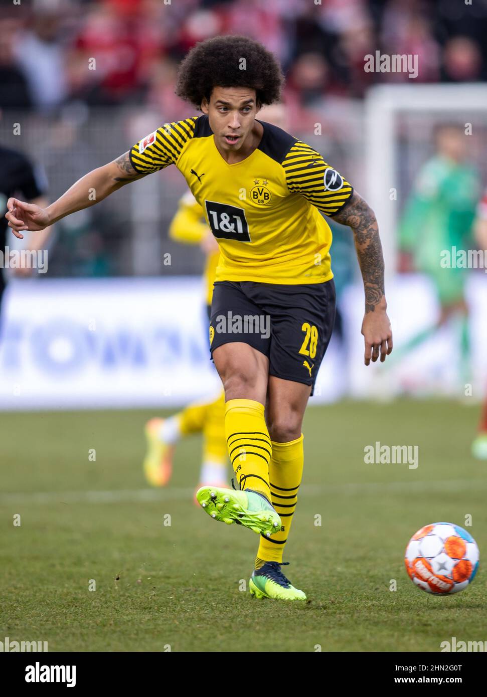 Berlino, Germania. 13th Feb 2022. Calcio: Bundesliga, 1. FC Union Berlin - Borussia Dortmund, 22. matchday, an der Alten Försterei. Axel Witsel di Borussia Dortmund gioca la palla. Credit: Andreas Gora/dpa - NOTA IMPORTANTE: In conformità con i requisiti della DFL Deutsche Fußball Liga e della DFB Deutscher Fußball-Bund, è vietato utilizzare o utilizzare fotografie scattate nello stadio e/o della partita sotto forma di immagini di sequenza e/o serie di foto video-simili./dpa/Alamy Live News Foto Stock