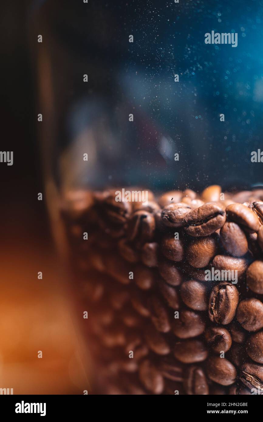 caffè appena arabica o di caffè marrone robusta con attrezzatura di tostatura in vetro al bar Foto Stock