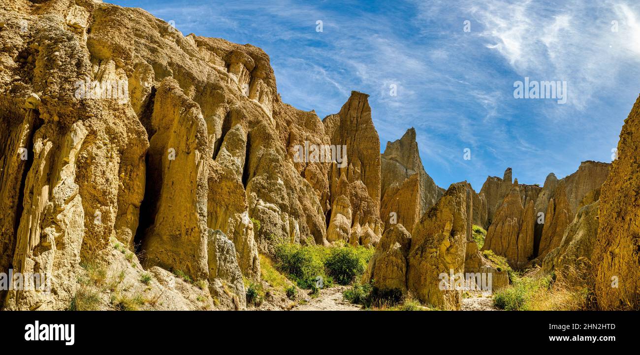 Le scogliere di Clay sono una meraviglia geologica; pinnacoli e creste taglienti “cattivi” separati da stretti e ripidi anfratti. Foto Stock