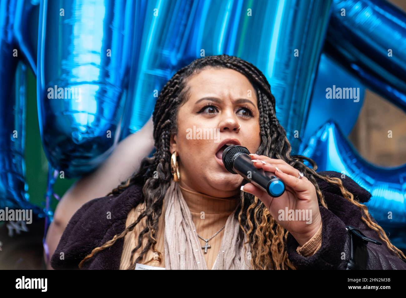 LONDRA, INGHILTERRA- 22 gennaio 2022: Francesca Dill parla alla protesta del NHS100K contro i mandati di vaccino per lo staff del Servizio sanitario Nazionale Foto Stock