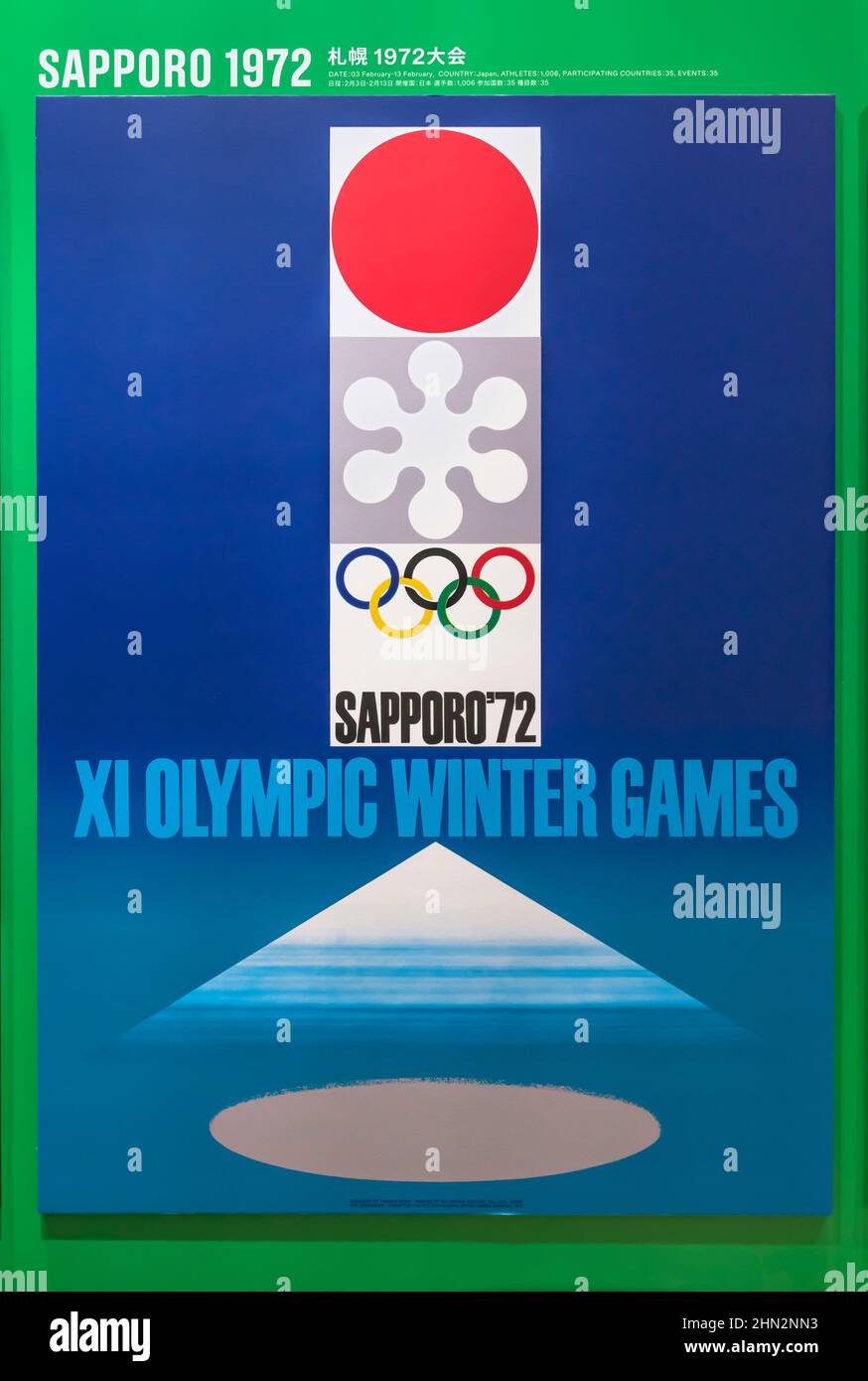 tokyo, giappone - agosto 10 2021: Poster giapponese dei giochi delle olimpiadi invernali di Sapporo 1972 raffigurante un simbolo del sole nascente, un fiocco di neve ispirato a un trad Foto Stock