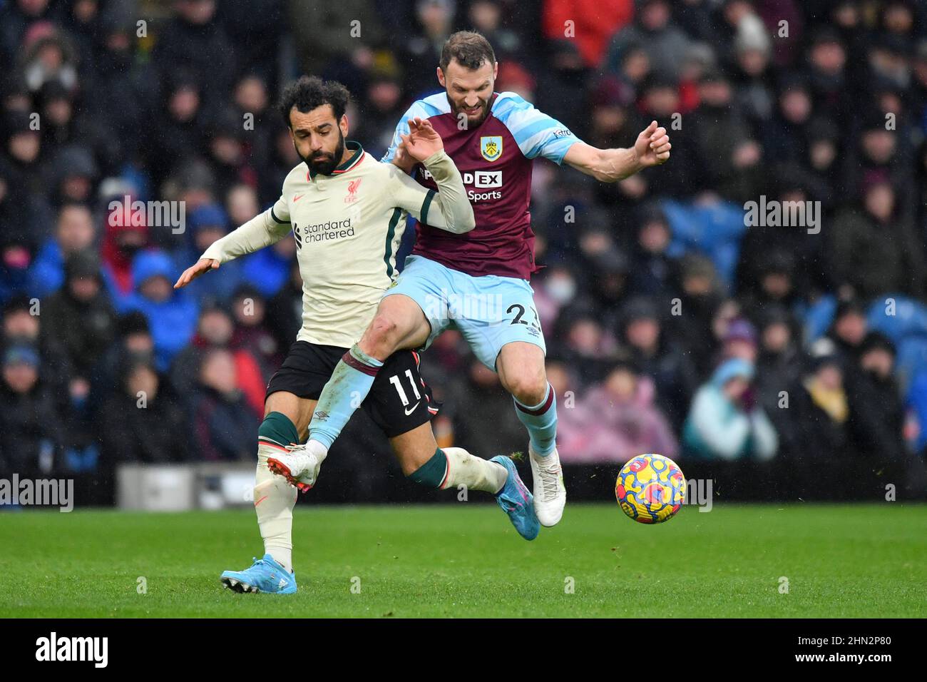 Burnley, Regno Unito. 13th Feb 2022. Mohamed Salah di Liverpool e Erik Pieters di Burnley lottano per la palla durante la partita della Premier League a Turf Moor, Burnley, Regno Unito. Data foto: Domenica 13 febbraio 2022. Photo credit should Read: Anthony Devlin Credit: Anthony Devlin/Alamy Live News Foto Stock