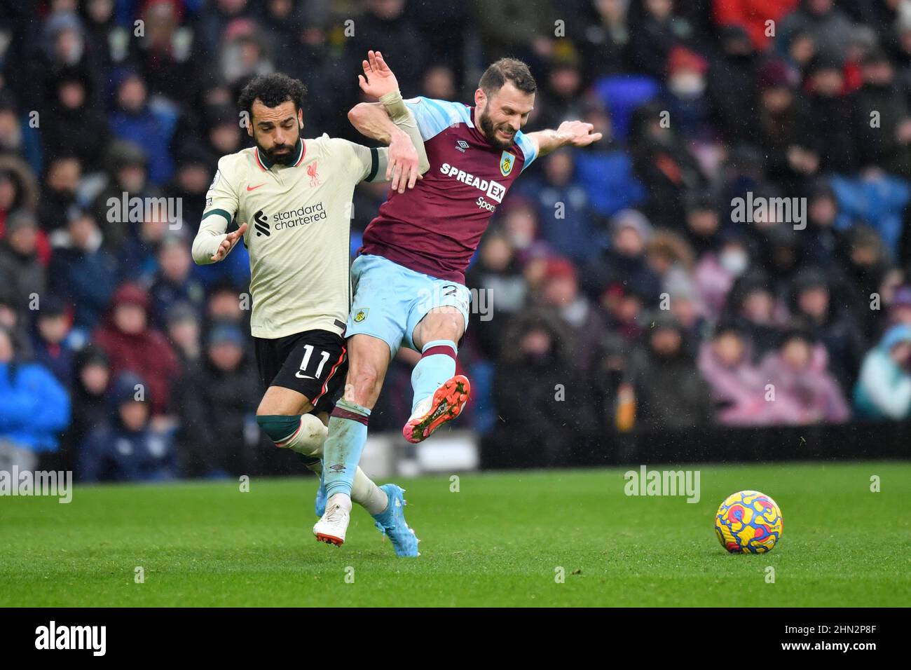 Burnley, Regno Unito. 13th Feb 2022. Mohamed Salah di Liverpool e Erik Pieters di Burnley lottano per la palla durante la partita della Premier League a Turf Moor, Burnley, Regno Unito. Data foto: Domenica 13 febbraio 2022. Photo credit should Read: Anthony Devlin Credit: Anthony Devlin/Alamy Live News Foto Stock