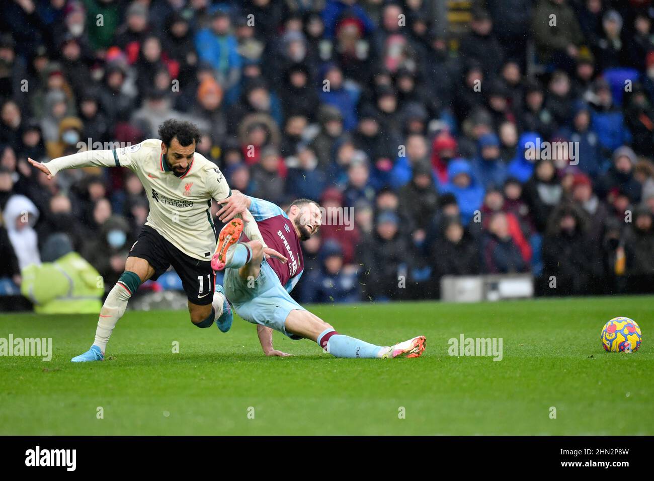 Burnley, Regno Unito. 13th Feb 2022. Mohamed Salah di Liverpool e Erik Pieters di Burnley lottano per la palla durante la partita della Premier League a Turf Moor, Burnley, Regno Unito. Data foto: Domenica 13 febbraio 2022. Photo credit should Read: Anthony Devlin Credit: Anthony Devlin/Alamy Live News Foto Stock