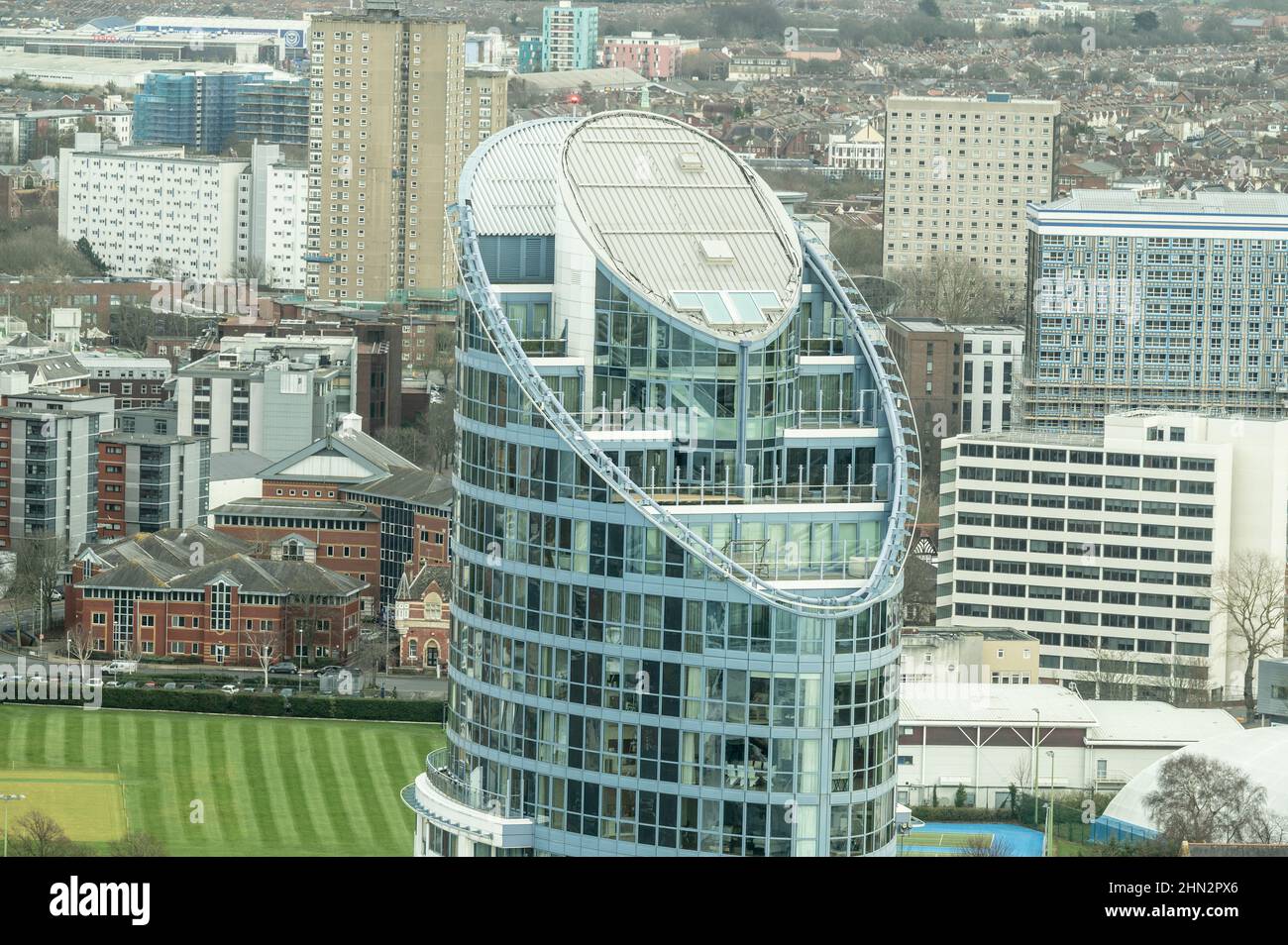 No 1 Gunwharf Quays Portsmouth gli appartamenti più alti nel sud dell'Inghilterra e si affacciano sul fiume Solent e sulla foce del porto di Portsmouth. Foto Stock