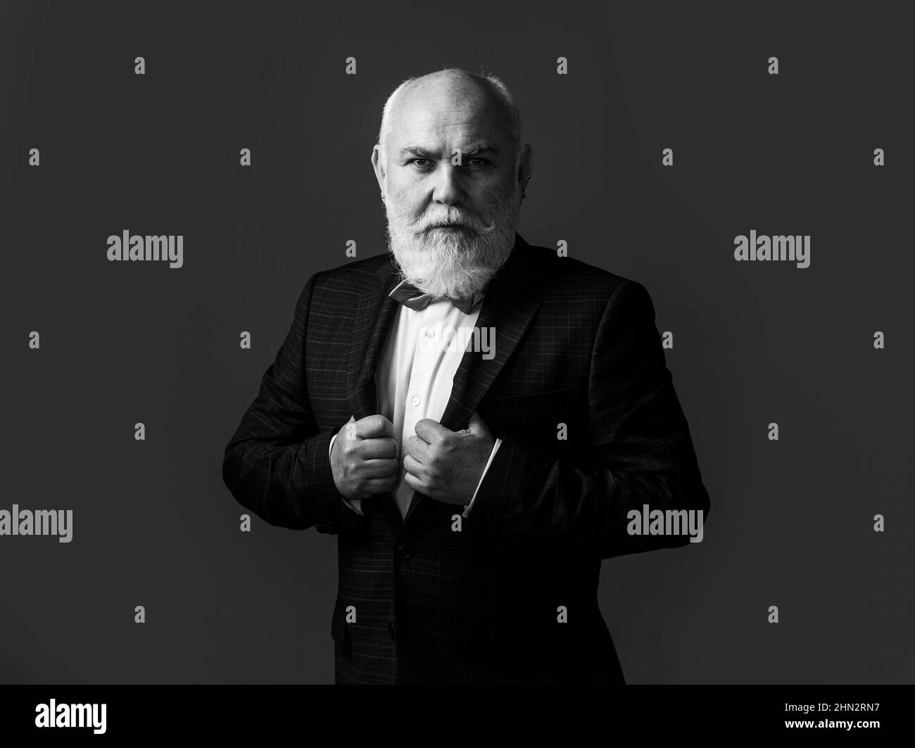 Uomo di mezza età. Uomo anziano serio in vestito. Nonno. Foto Stock