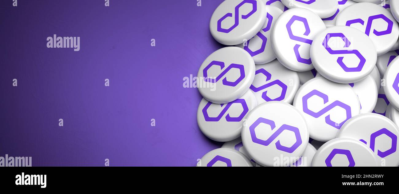 Logo del poligono di criptovaluta (MATIC) su un mucchio su un tavolo. Spazio di copia. Formato banner Web Foto Stock