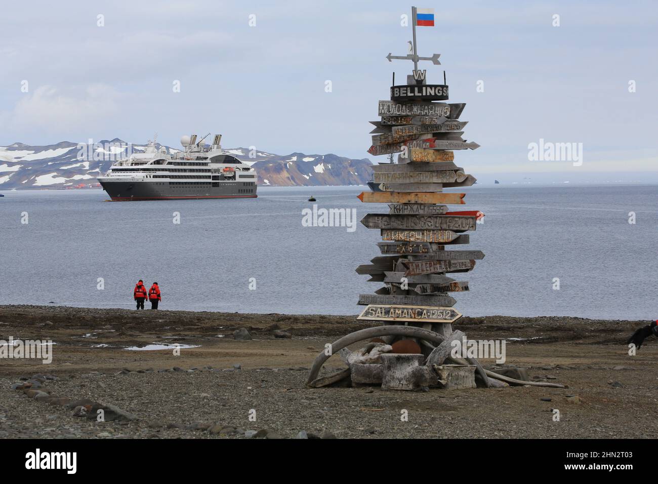 I passeggeri della crociera le Boreal e il cartello vicino alla costa della base Cilena Antartica sull'Isola di King George, Antartide. Foto Stock