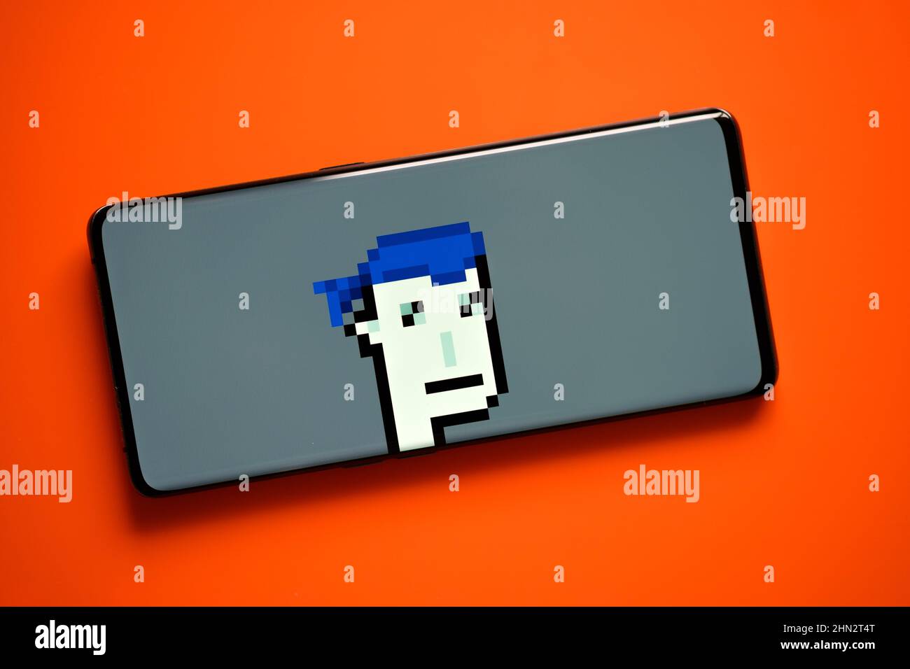 NFT Cryptopunk #5822 forma Larva Labs visto sullo schermo dello smartphone. L'arte digitale venduta per record Breaking 8000 ETH. Stafford, Regno Unito, Fe Foto Stock