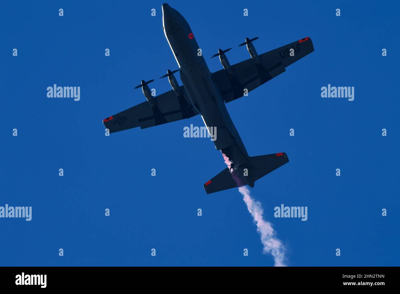 Il team del paracadute della Marina degli Stati Uniti, noto come Leap Frogs, salta dalla parte posteriore di un aereo della Guardia Nazionale aerea degli Stati Uniti C-130J assegnato all'Ala Airlift 146th durante un evento di beneficenza locale sopra la Pepperdine University, California, 12 febbraio 2022. (STATI UNITI Air National Guard foto di Master Sgt. Nieko Carzis) Foto Stock