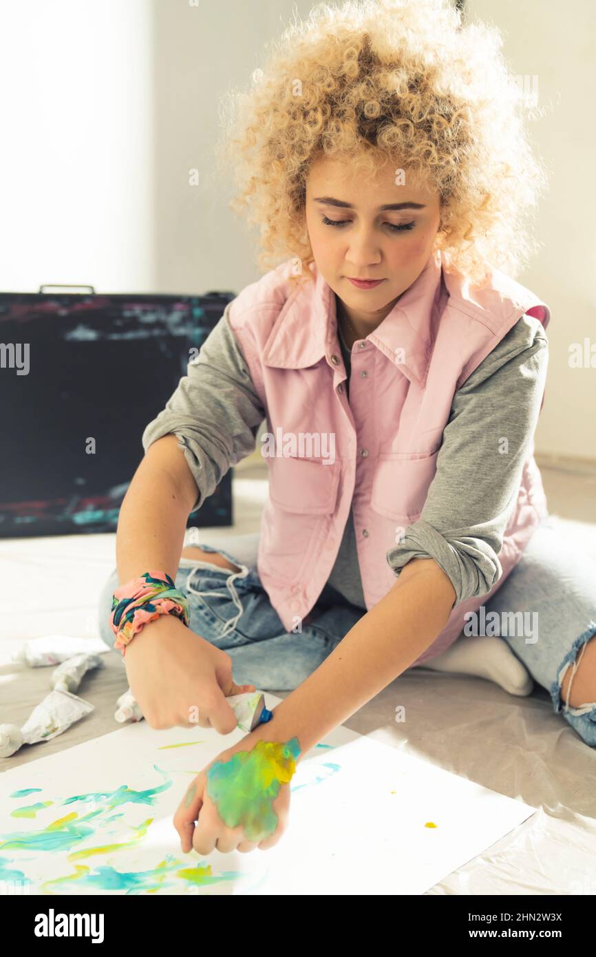 Attraente caucasica femminile di arte coutht mescolando tempera durante le classi di pittura. Foto di alta qualità Foto Stock