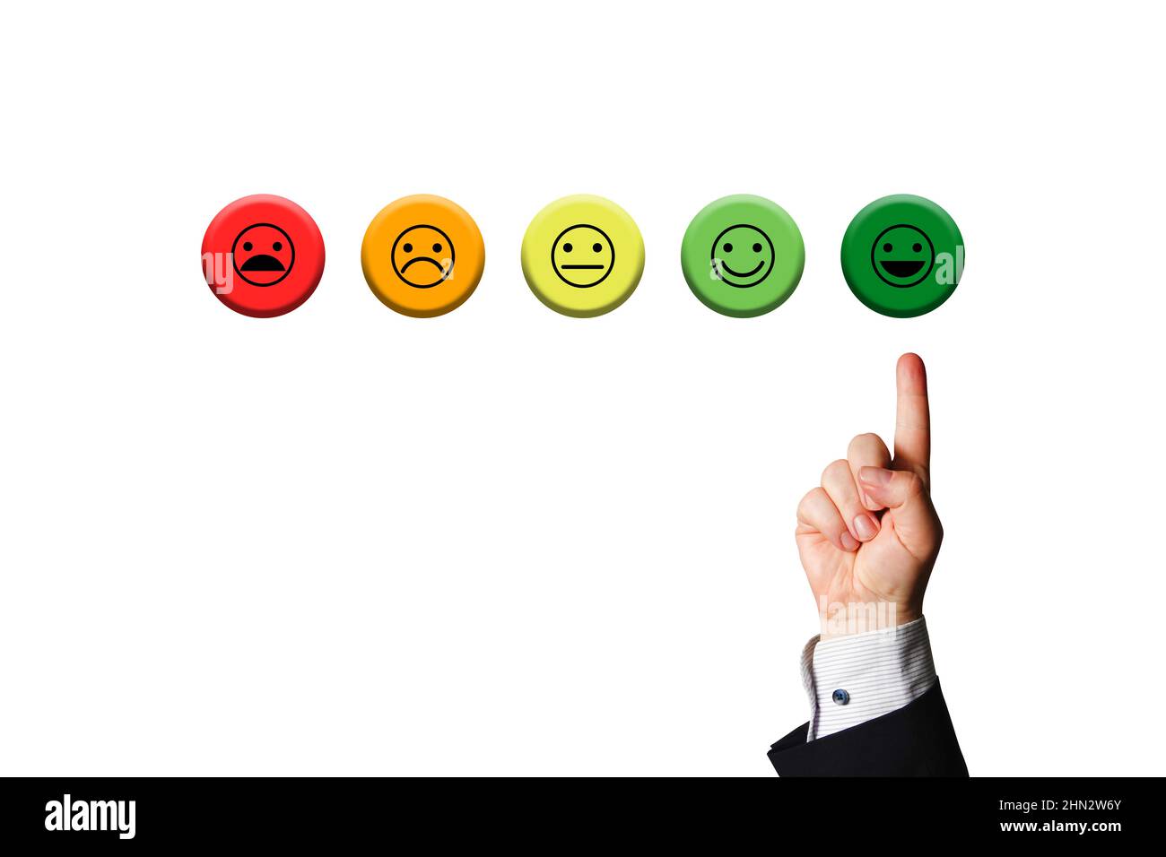 Cliente o dipendente o Stausfazione dell'azienda. Cinque smileys con smiley verde puntato dalla mano dell'uomo d'affari, che simboleggia un obiettivo o un risultato. Foto Stock