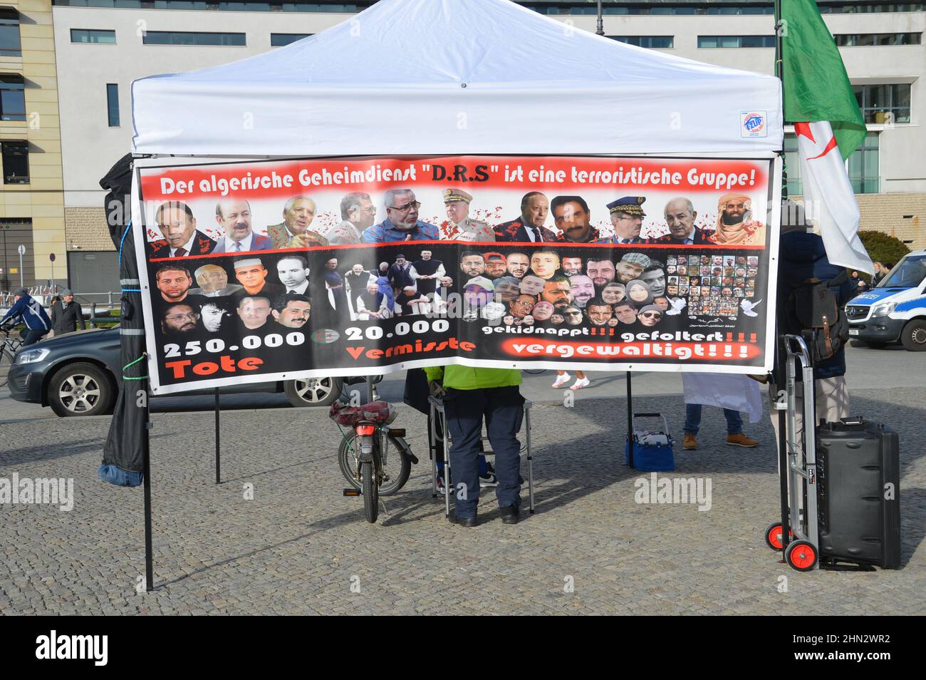 Rally contro la tortura e la violenza in Algeria a Pariser Platz, vicino alla porta di Brandeburgo a Berlino, Germania - 13 febbraio 2022. Foto Stock