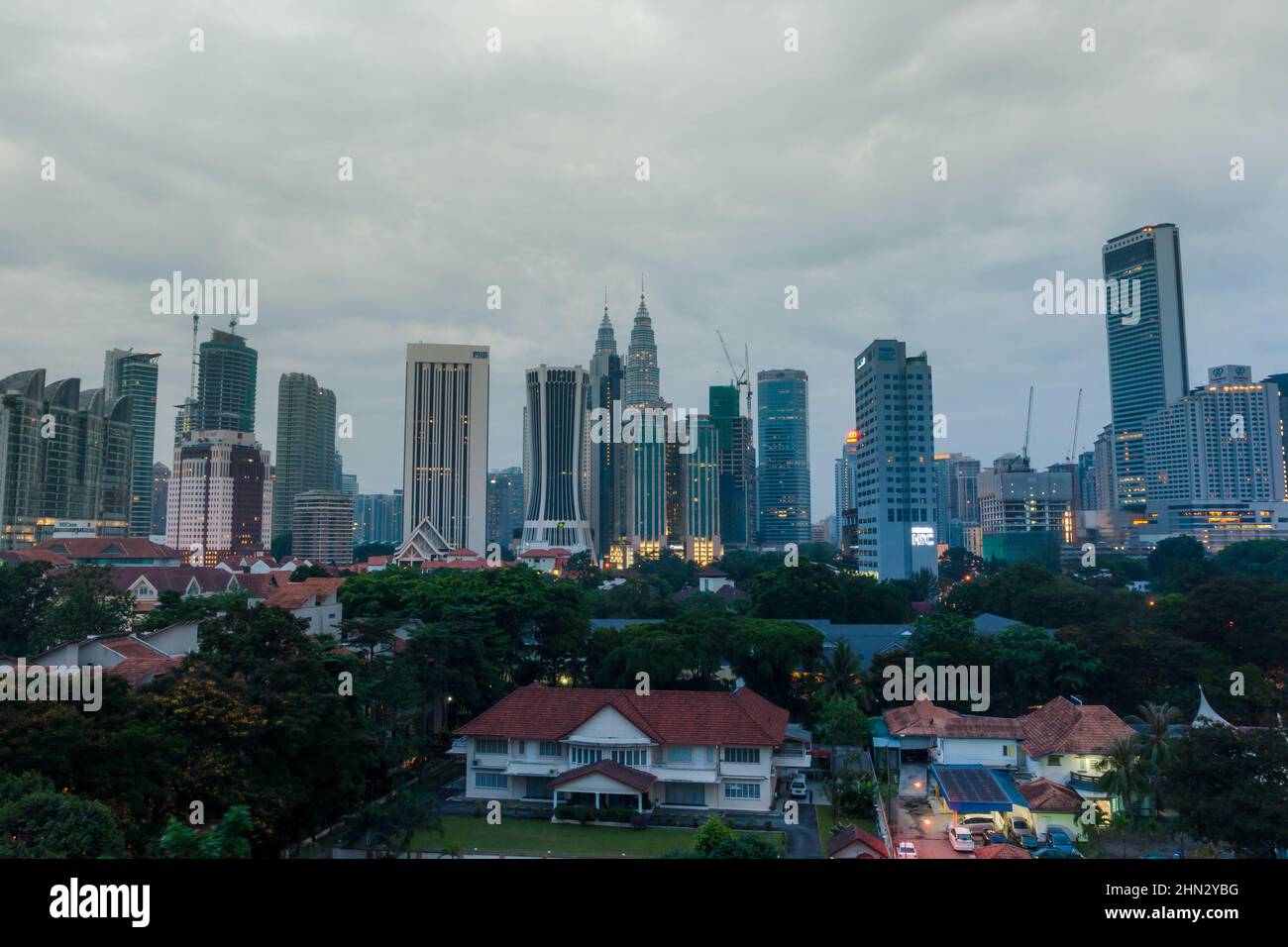 Kuala Lumpur, Malesia - scatto di closeup dello skyline di Kuala Lumpur e del grattacielo con Twin Towers o Petronas Towers sullo sfondo durante Foto Stock