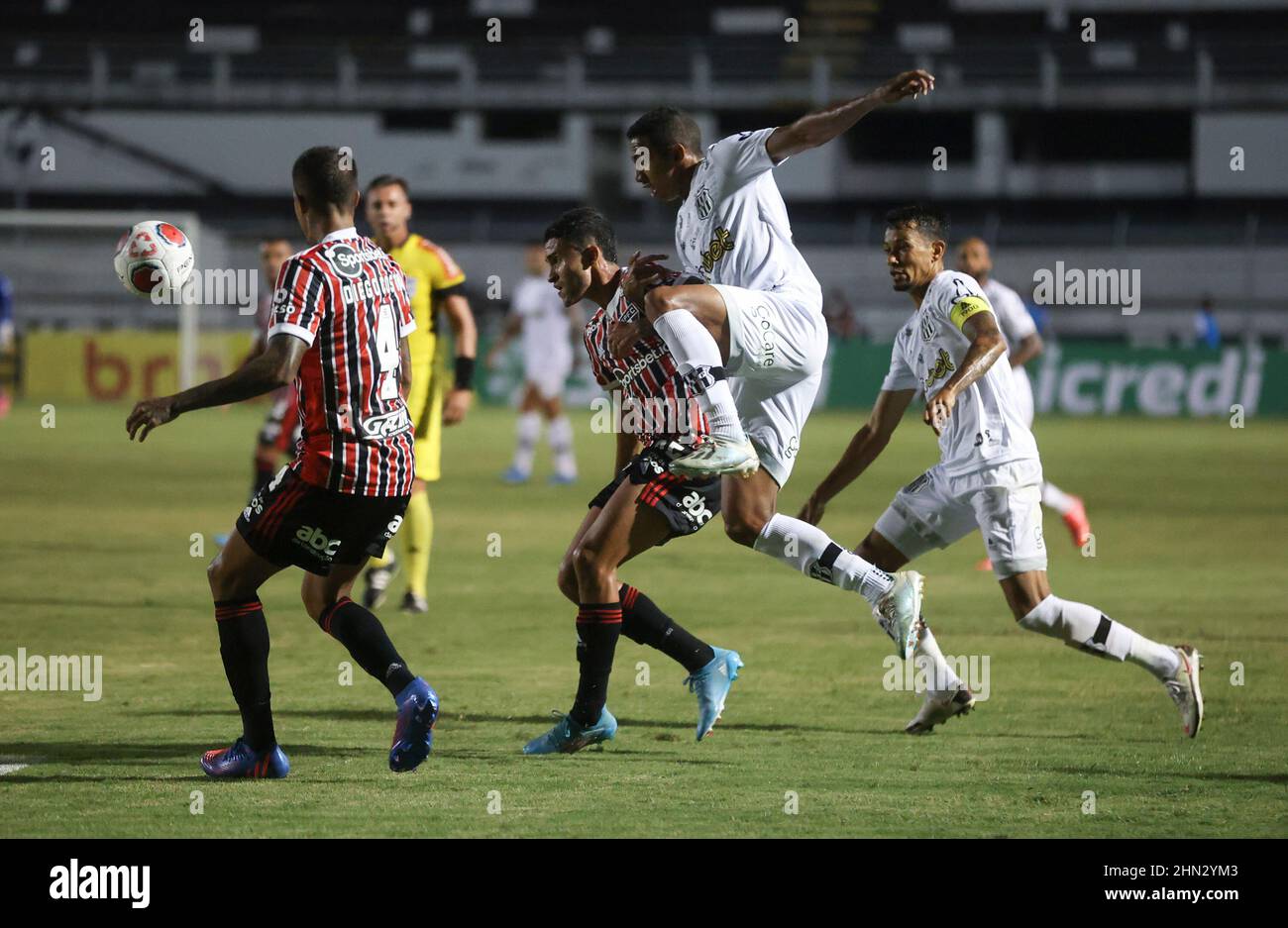 Campinas, Brasile. 13th Feb 2022. SP - Campinas - 02/13/2022 - PAULISTA 2022, PONTE PRETA X SAO PAULO - Jean Carlos, un giocatore di Ponte Preta, contesta un'offerta con Diego Costa, un giocatore di Sao Paulo, durante una partita allo stadio Moises Lucarelli per il campionato Paulista 2022. Foto: Rogerio Capela/ AGIF/Sipa USA Credit: Sipa USA/Alamy Live News Foto Stock