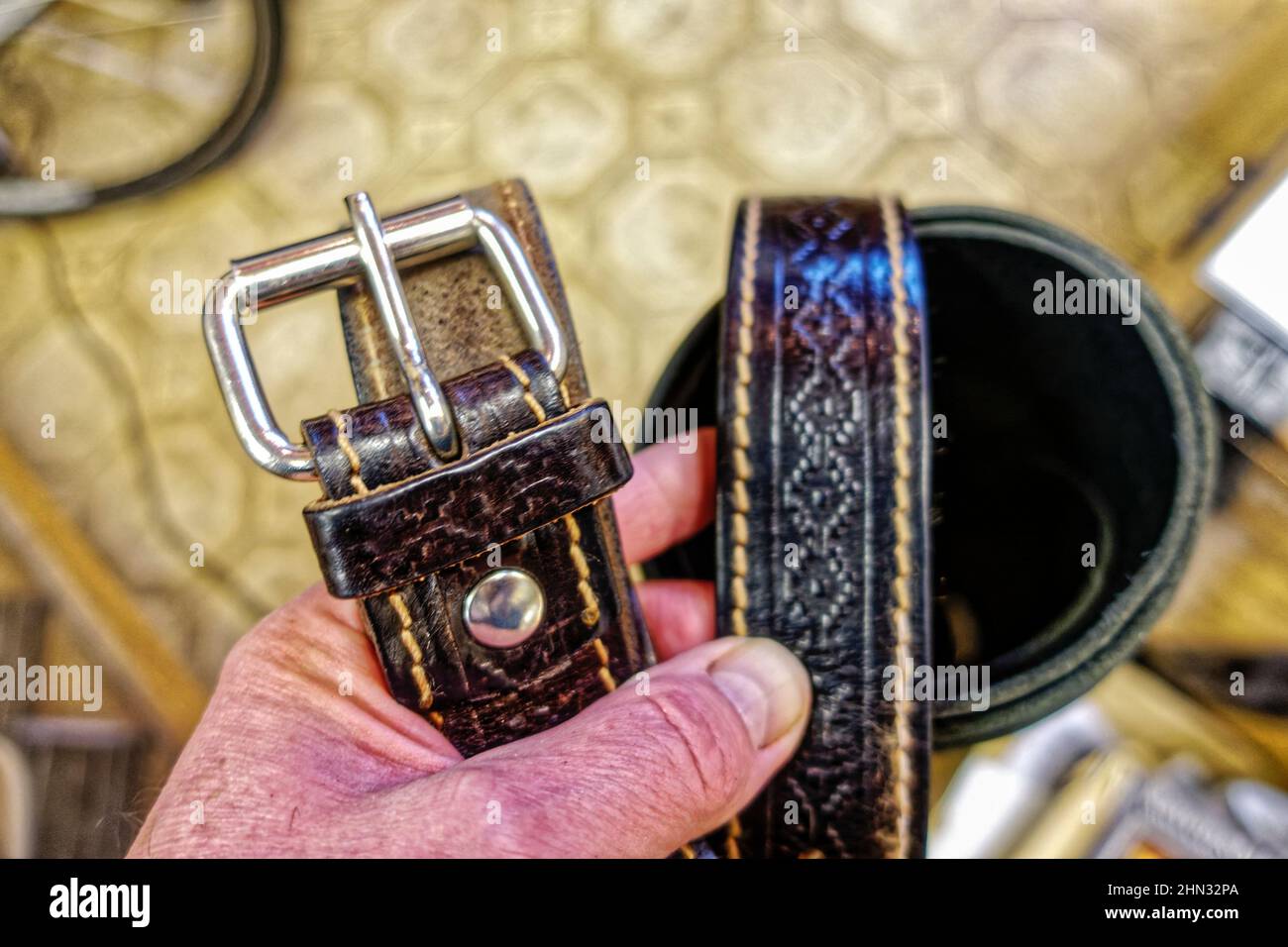 Leder Gürtel Reparatur in Schuhmacherei Saladauskas, Linden, Hannover. Foto Stock