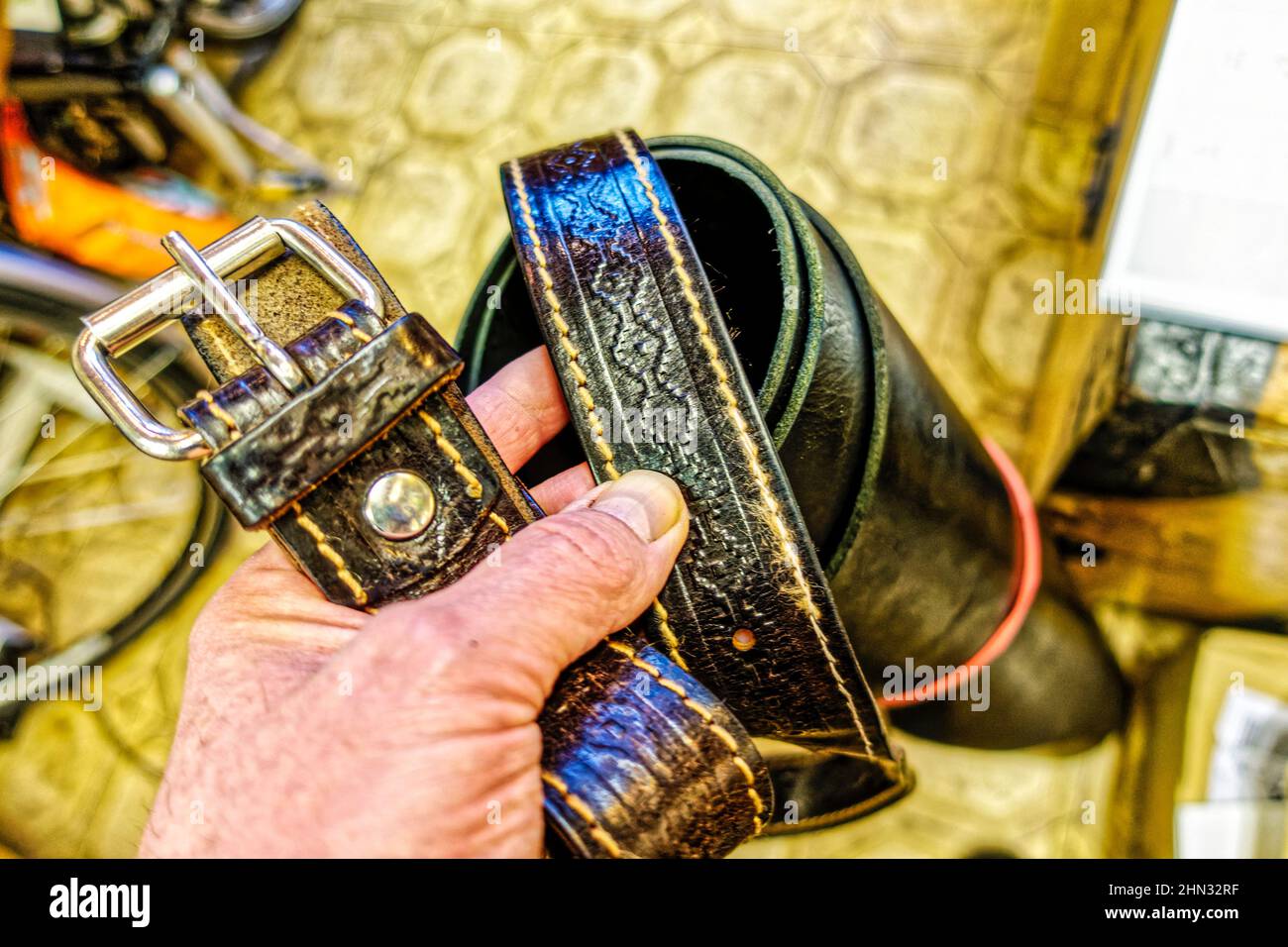 Leder Gürtel Reparatur in Schuhmacherei Saladauskas, Linden, Hannover. Foto Stock