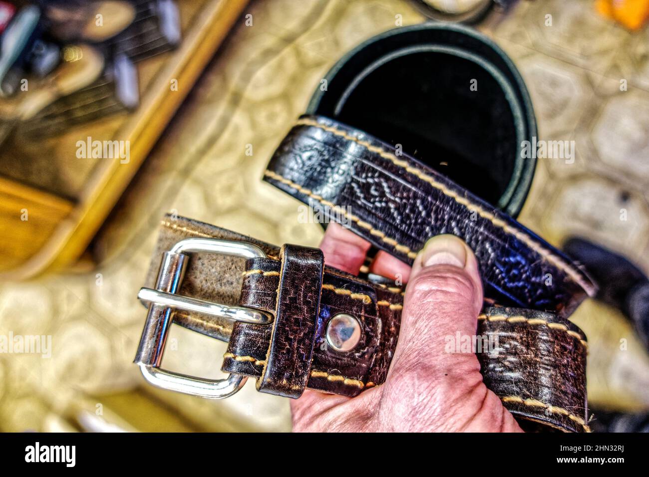 Leder Gürtel Reparatur in Schuhmacherei Saladauskas, Linden, Hannover. Foto Stock