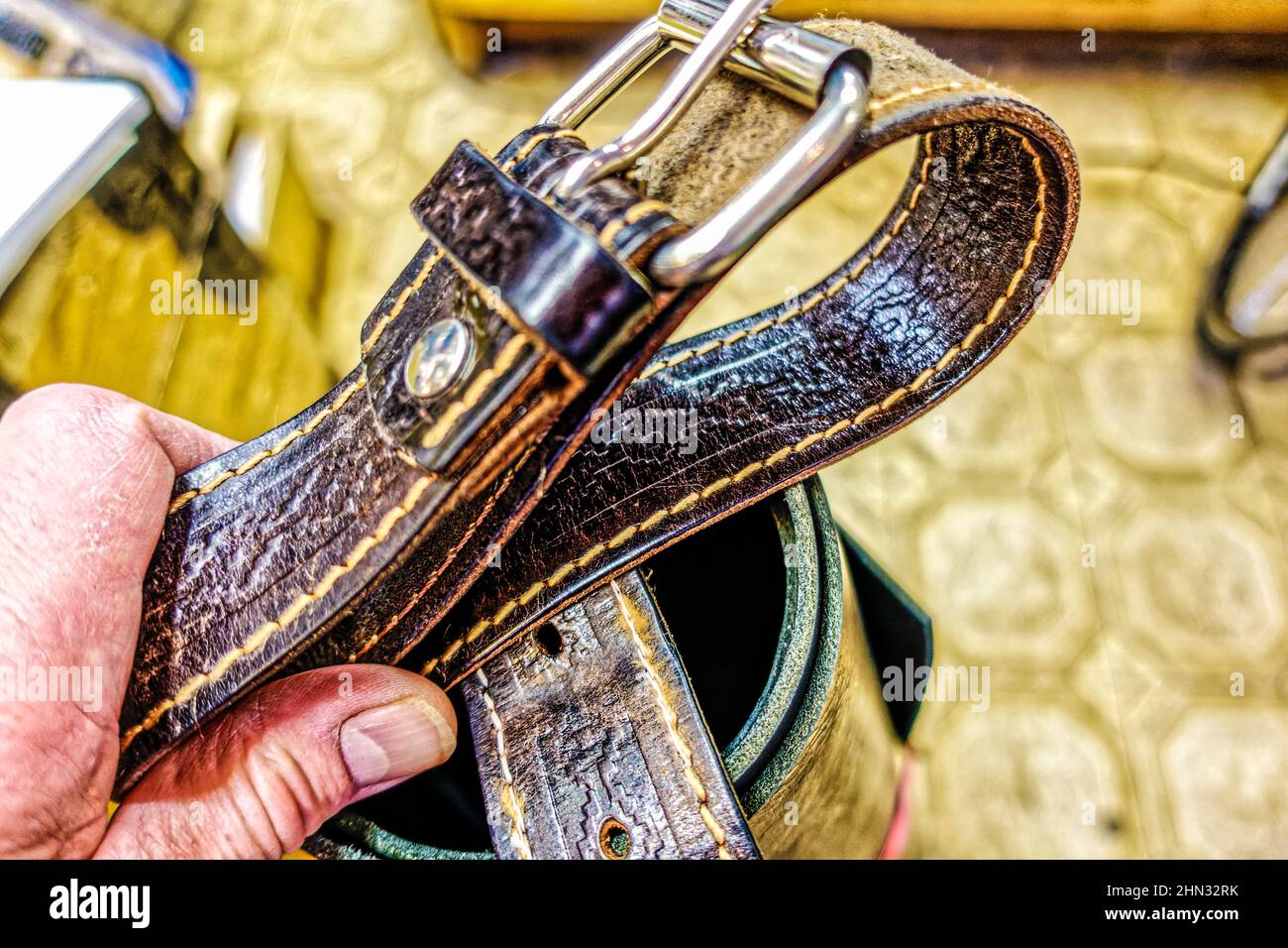 Leder Gürtel Reparatur in Schuhmacherei Saladauskas, Linden, Hannover. Foto Stock