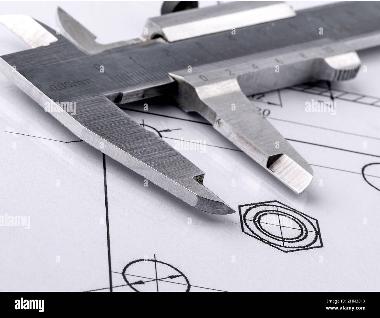 Vecchio calibro in metallo e disegno tecnico. Foto Stock