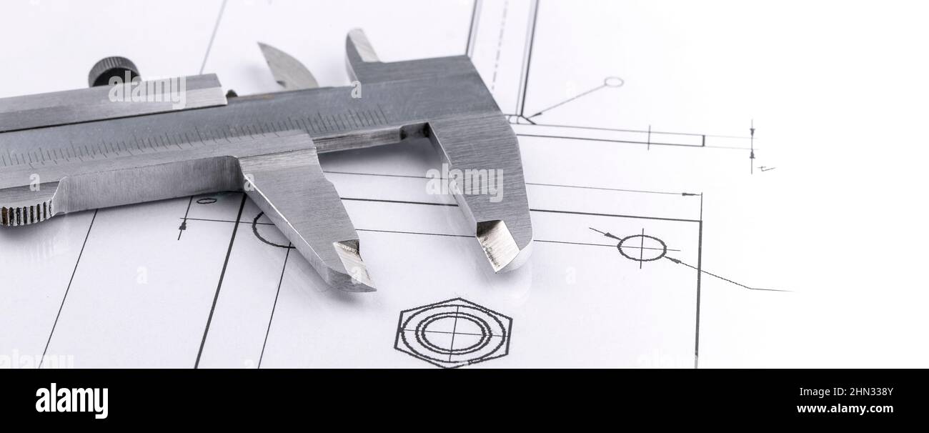 Vecchio calibro in metallo e disegno tecnico. Messa a fuoco selettiva Foto Stock