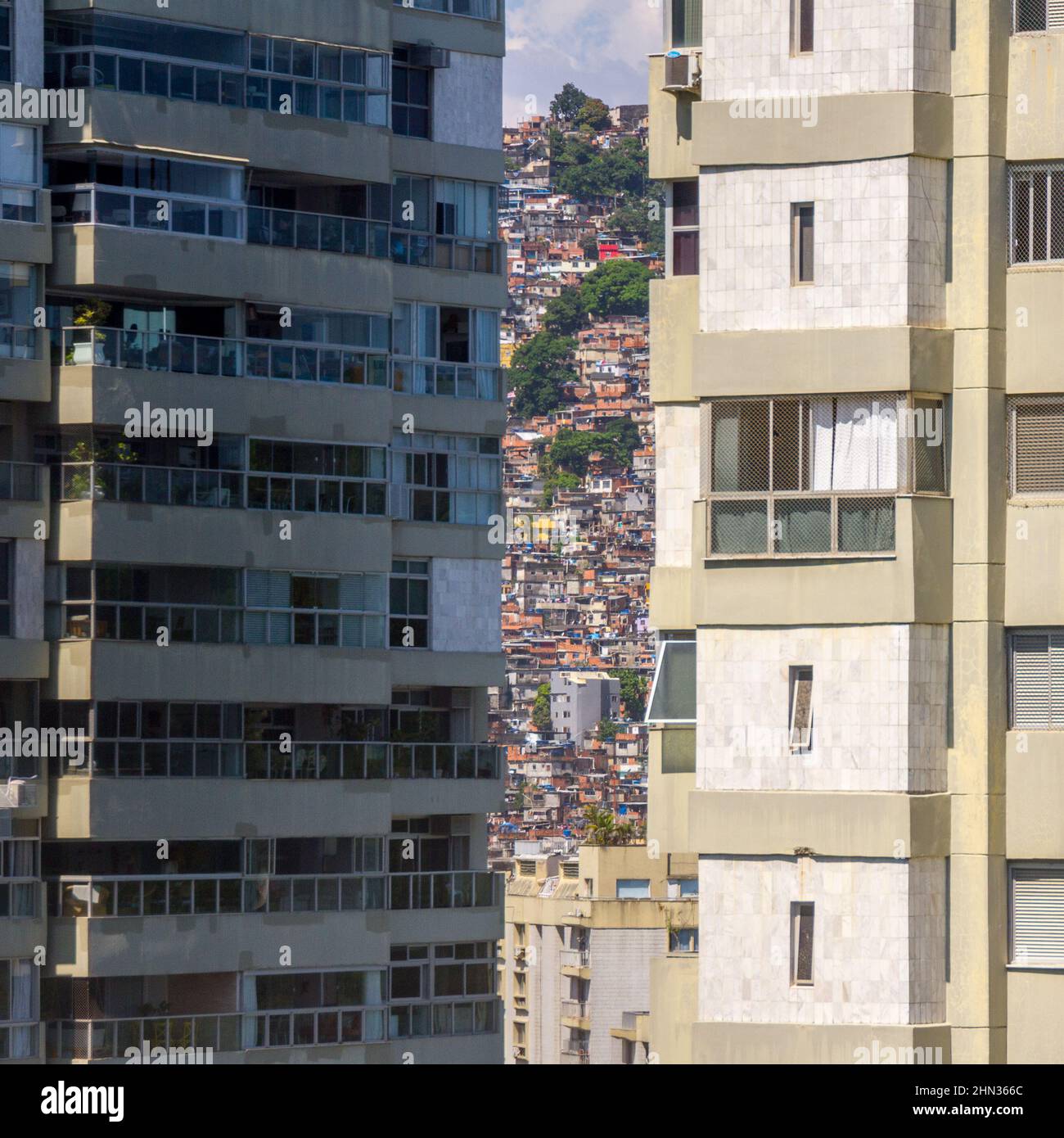 Rocinha favela tra gli edifici del quartiere Sao Conrado a Rio de Janeiro. Foto Stock