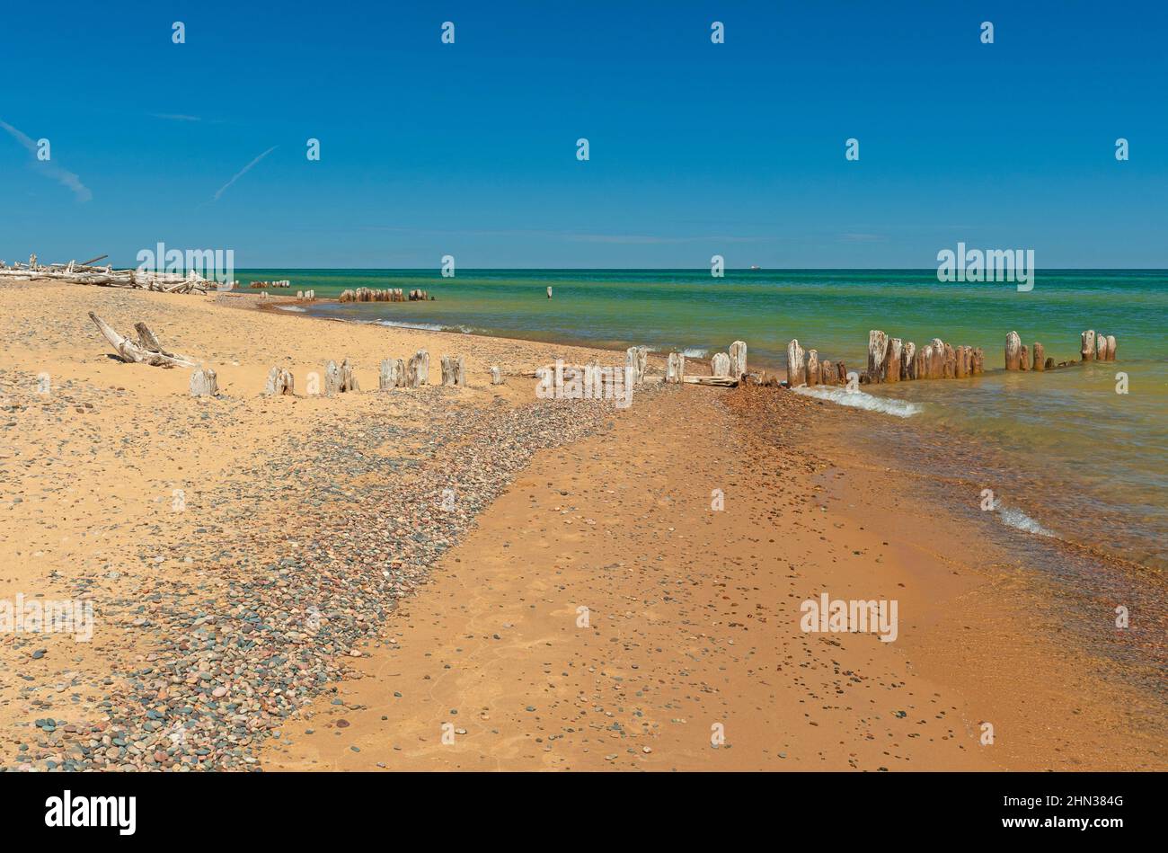 Il deterioramento dei post sul molo su una Lonely Shore a Whitefish Point sul lago superiore nel Michigan Foto Stock