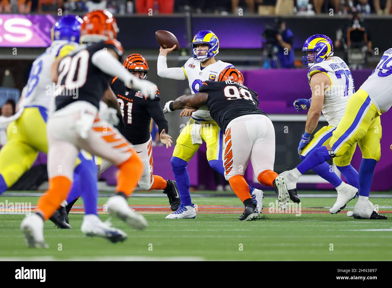 Los Angeles, Stati Uniti. 13th Feb 2022. Los Angeles Rams quarterback Matthew Stafford (9) lancia un passaggio mentre sotto pressione da Cincinnati Bengals naso affrontare D.J. Reader (98) nel terzo trimestre del Super Bowl LVI al SoFi Stadium di Los Angeles domenica 13 febbraio 2022. Foto di John Angelillo/UPI Credit: UPI/Alamy Live News Foto Stock