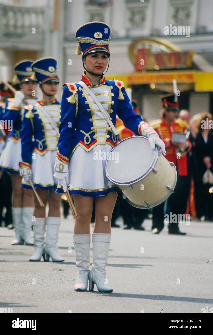Drum majorette che conduce l'annuale City Day Parade a Yaroslavl, Russia Foto Stock
