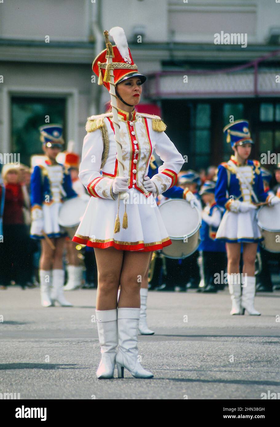 Drum majorette che conduce l'annuale City Day Parade a Yaroslavl, Russia Foto Stock