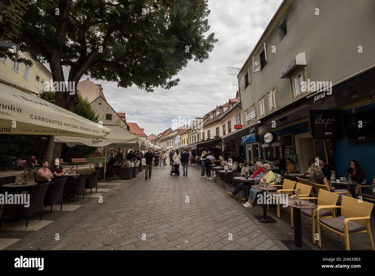Foto di Tkalciceva ulica a Zagabria, Croazia, in estate. Tkalciceva Street è una strada nel centro di Zagabria, Croazia. Si estende dai vicini Foto Stock