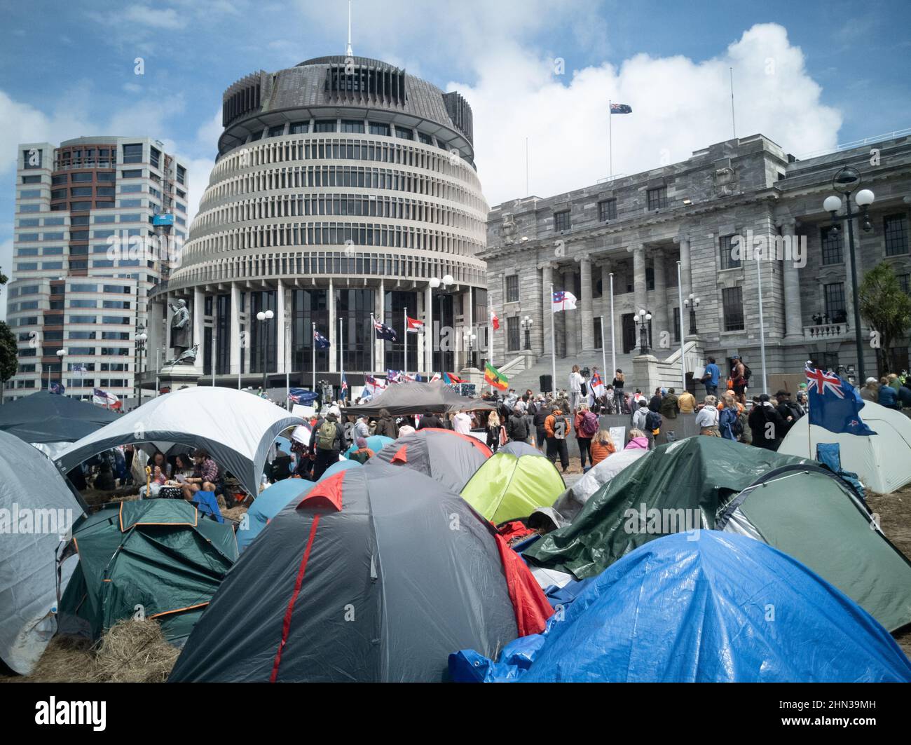 Le tende si sono accampate per motivi davanti al parlamento come folla di persone protestano contro i mandati di vaccino covido a Wellington, Nuova Zelanda Foto Stock
