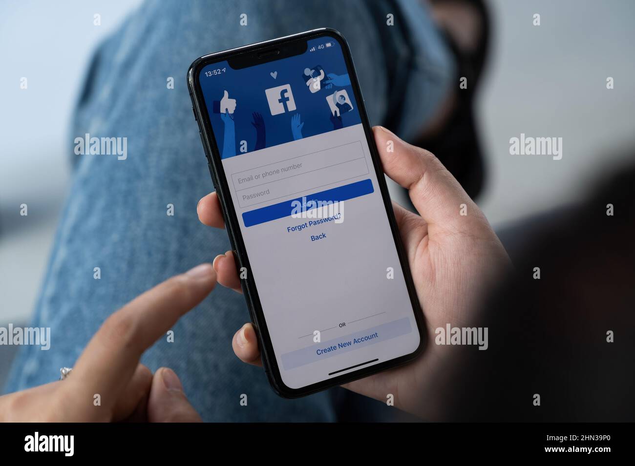 CHIANG mai, THAILANDIA, 14 FEBBRAIO 2022 : logo dell'app social media di Facebook sul log-in, pagina di registrazione della registrazione sullo schermo dell'app mobile su dispositivi smart iPhone Foto Stock
