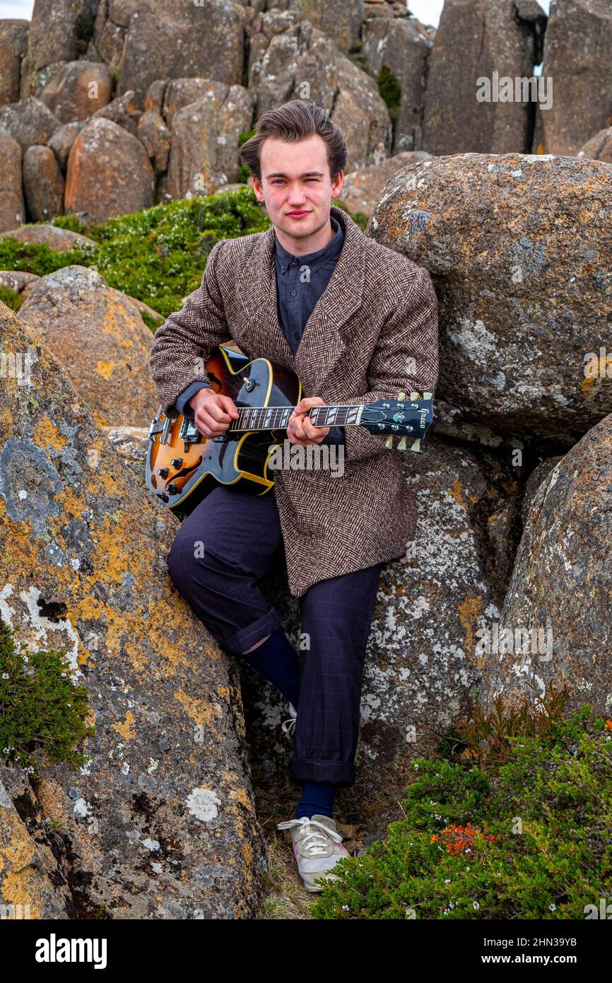 Il giovane musicista e chitarrista jazz della Tasmania Eli Davies ha fotografato sulla vetta del Monte Wellington a Hobart Foto Stock