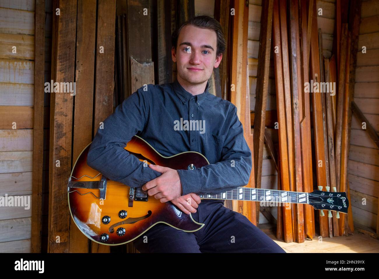 Giovane musicista e chitarrista jazz della Tasmania Eli Davies Foto Stock