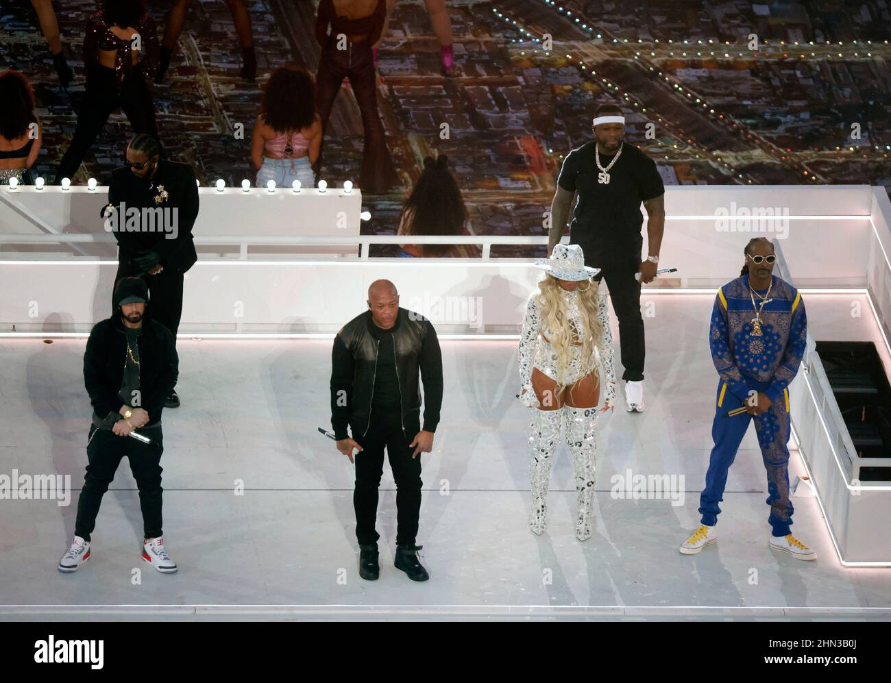 Los Angeles, California, Stati Uniti. 13th Feb 2022. Dr. Dre, Kendrick Lamar, Eminem, Snoop Dogg e Mary J. Blige si esibiscono durante la partita di football NFL Super Bowl 56 LVI tra i Los Angeles Rams e i Cincinnati Bengals al SoFi Stadium di Los Angeles, CA il 13 febbraio 2022 Charles Baus/CSM. Credit: CAL Sport Media/Alamy Live News Foto Stock