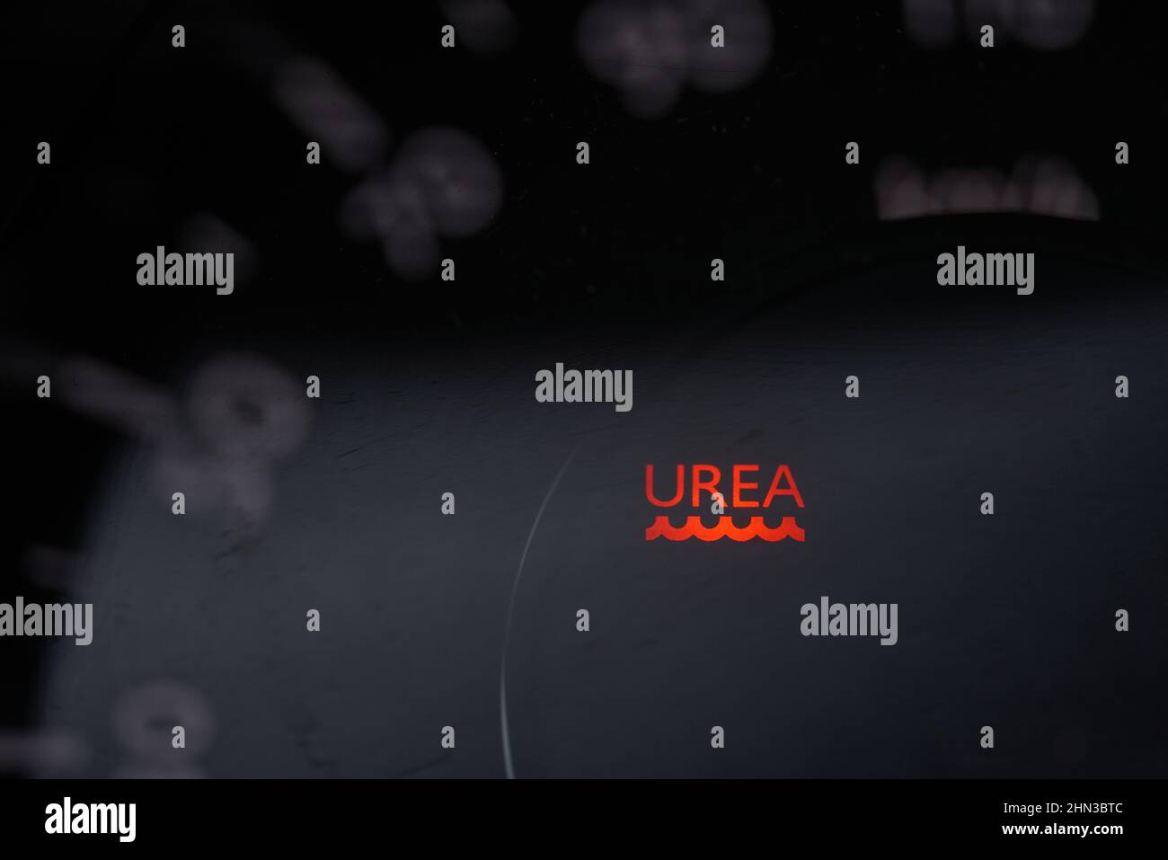 Cruscotto auto con indicazione di mancanza di urea Foto Stock