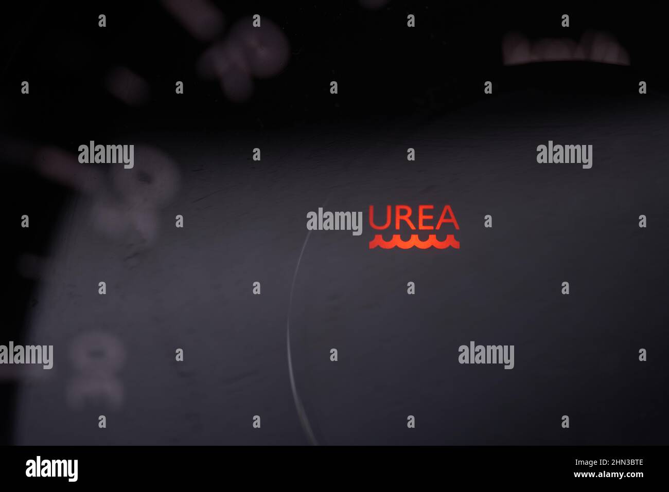 Cruscotto auto con indicazione di mancanza di urea Foto Stock