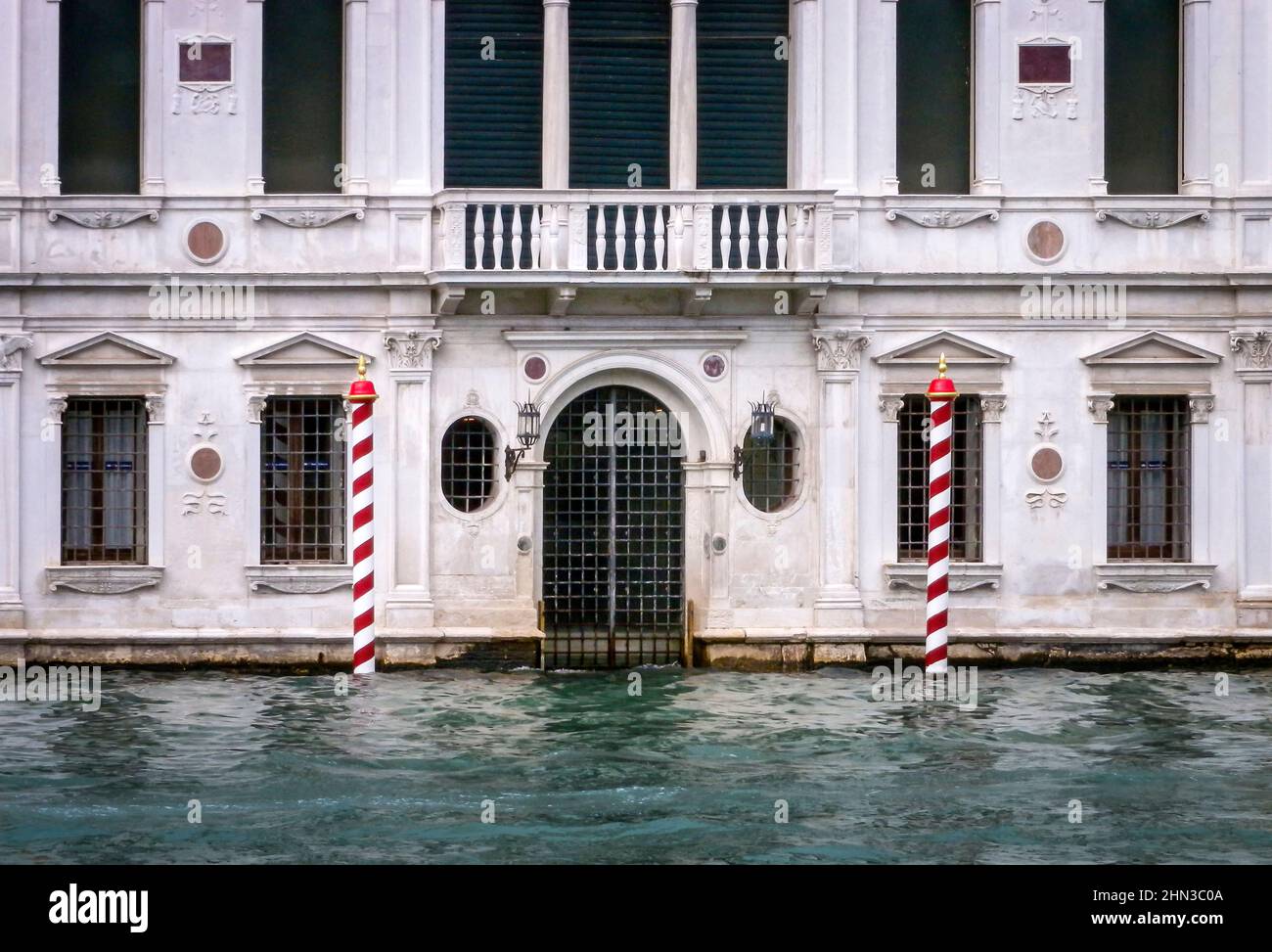 Ingresso ad un edificio storico sul Canal Grande a Venezia Foto Stock