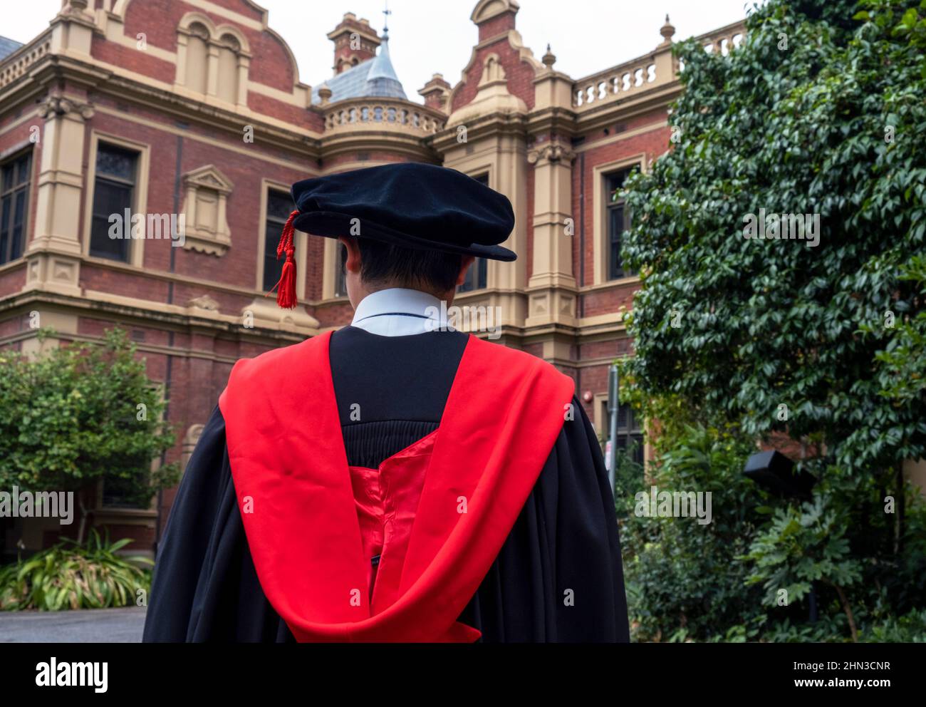 Uno studente straniero in una laurea presso la Melbourne University, Parkville, Melbourne, Australia. Foto Stock