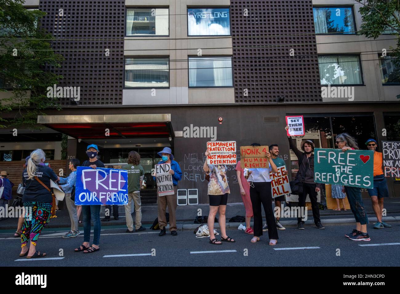 I sostenitori si dimostrano a favore della liberazione dei rifugiati fuori dal centro di immigrazione dell'hotel Park. Carlton, Melbourne, Victoria, Australia Foto Stock