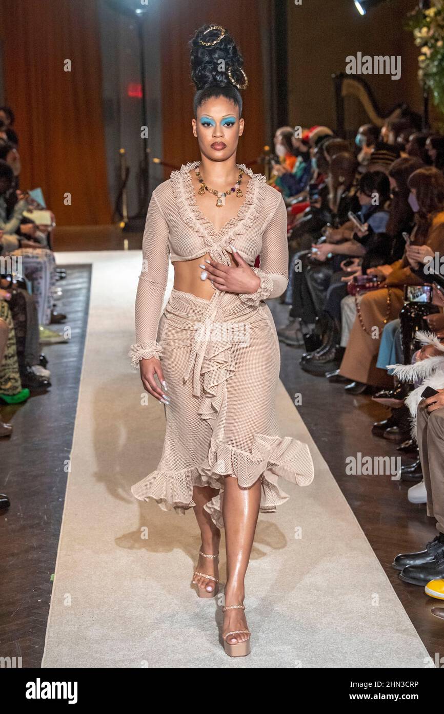 NEW YORK, NY - 10 FEBBRAIO: Un modello cammina sulla pista al Tia Adeola Fashion Show durante NYFW: Gli spettacoli il 10 febbraio 2022 a New York City. Foto Stock