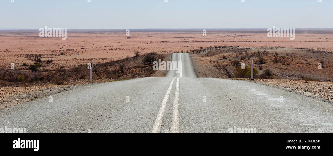 Il Mundi Mundi Lookout offre incredibili vedute elevate attraverso il confine con l'Australia Meridionale, con la strada che si estende in lontananza. Foto Stock