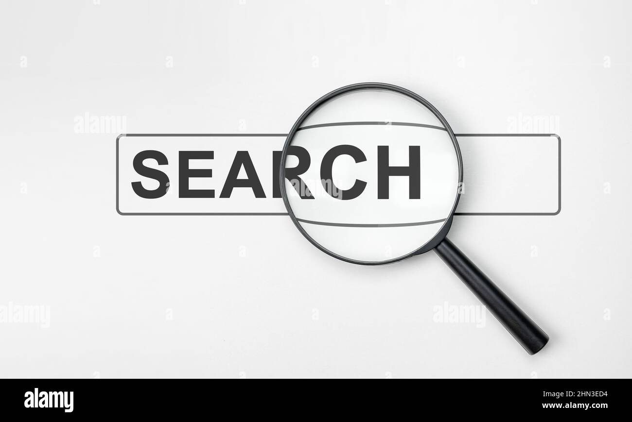 Lente di ingrandimento con barra di ricerca su sfondo bianco. Lente di ingrandimento con icona della barra di ricerca per SEO o Search Engine Optimization wording concept. Wide Foto Stock