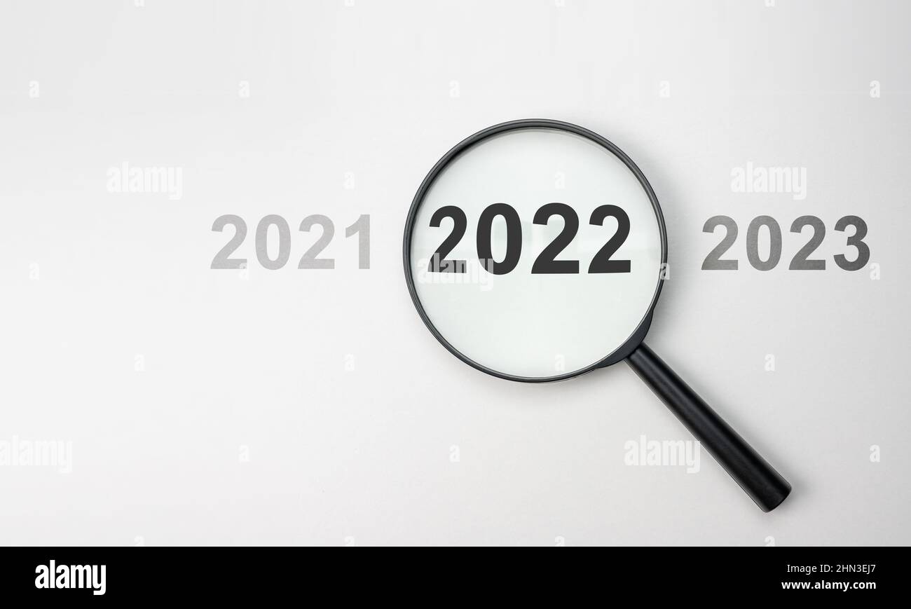 2022 interno del vetro lente d'ingrandimento su sfondo bianco per focalizzare la situazione attuale, pensiero positivo mentalità concetto. 2022 presente in primo piano. 2021 2022 20 Foto Stock