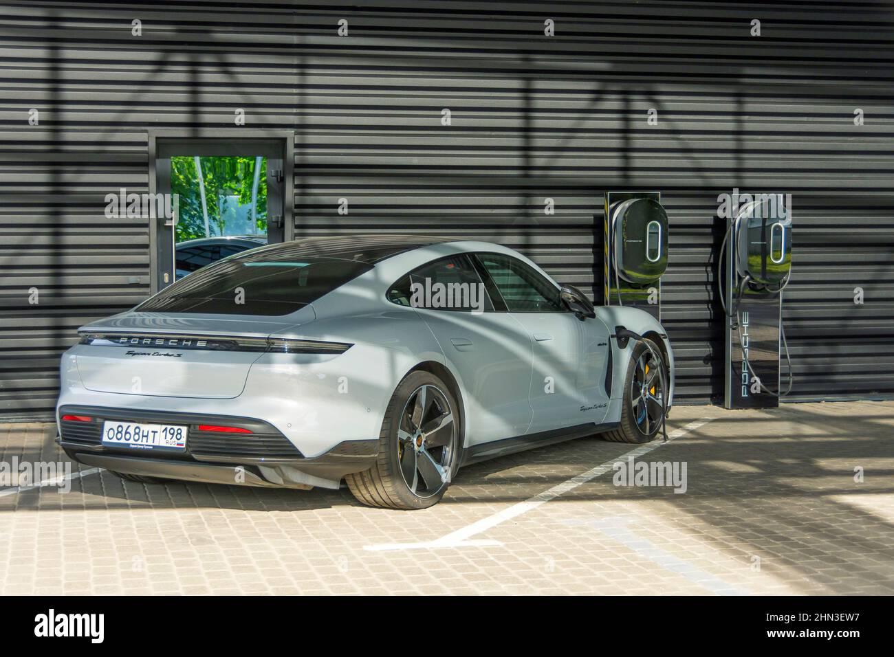 Ricarica turbo EV Porsche Taycan grigia presso la stazione di ricarica Porsche di Taiwan. Veicolo elettrico di lusso. Russia, San Pietroburgo, 14 giugno 2021 Foto Stock