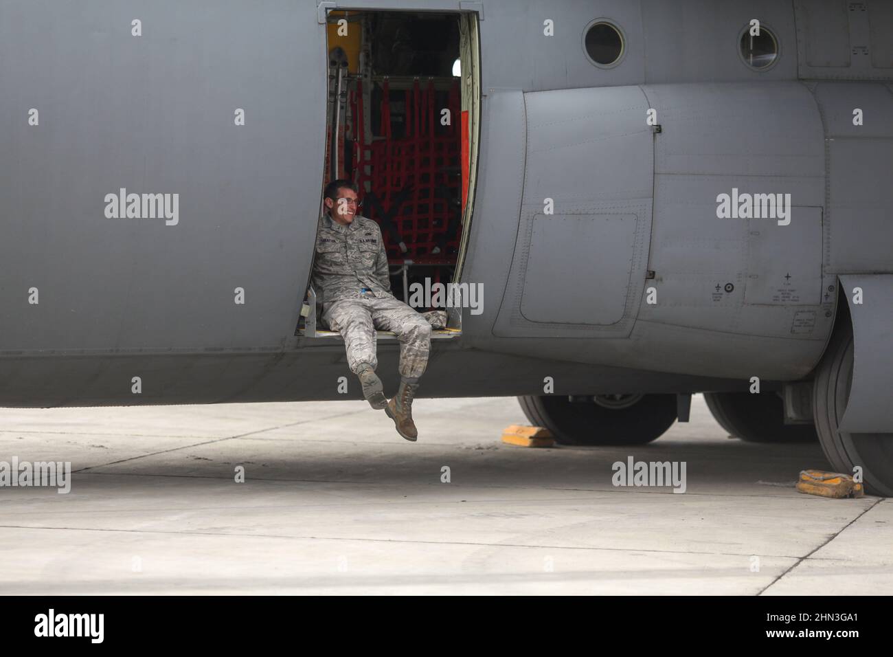 Otopeni, Romania - 20 maggio 2014: US Air Forces soldato su un aereo militare da carico sulla strada di un aeroporto militare. Foto Stock
