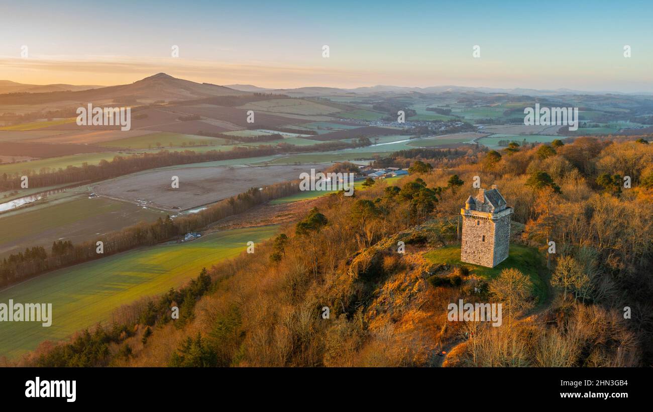 4th gennaio 2022 una chiara vista mattutina del Castello di Fatlips ai confini scozzesi. Il Castello di Fatlips è un'icona dei confini scozzesi arroccata in cima a min Foto Stock