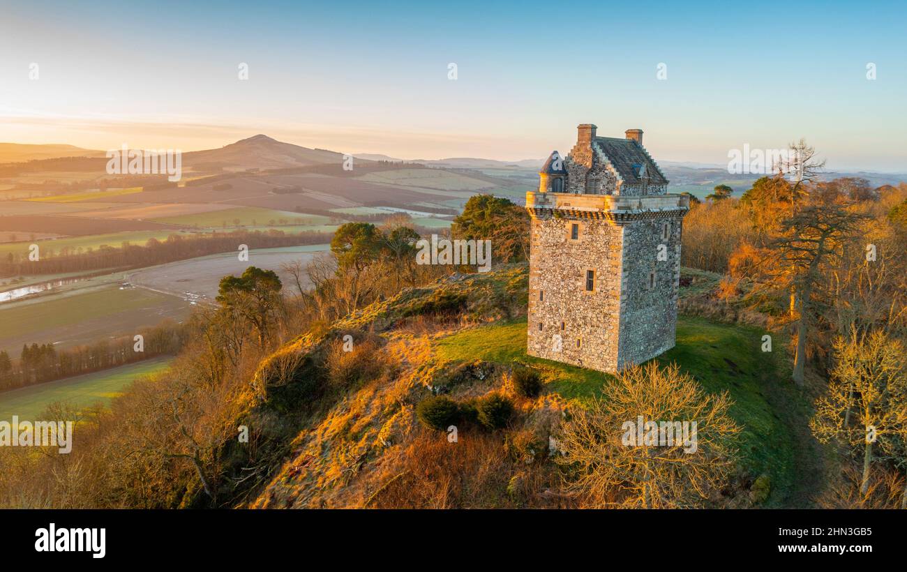 4th gennaio 2022 una chiara vista mattutina del Castello di Fatlips ai confini scozzesi. Il Castello di Fatlips è un'icona dei confini scozzesi arroccata in cima a min Foto Stock